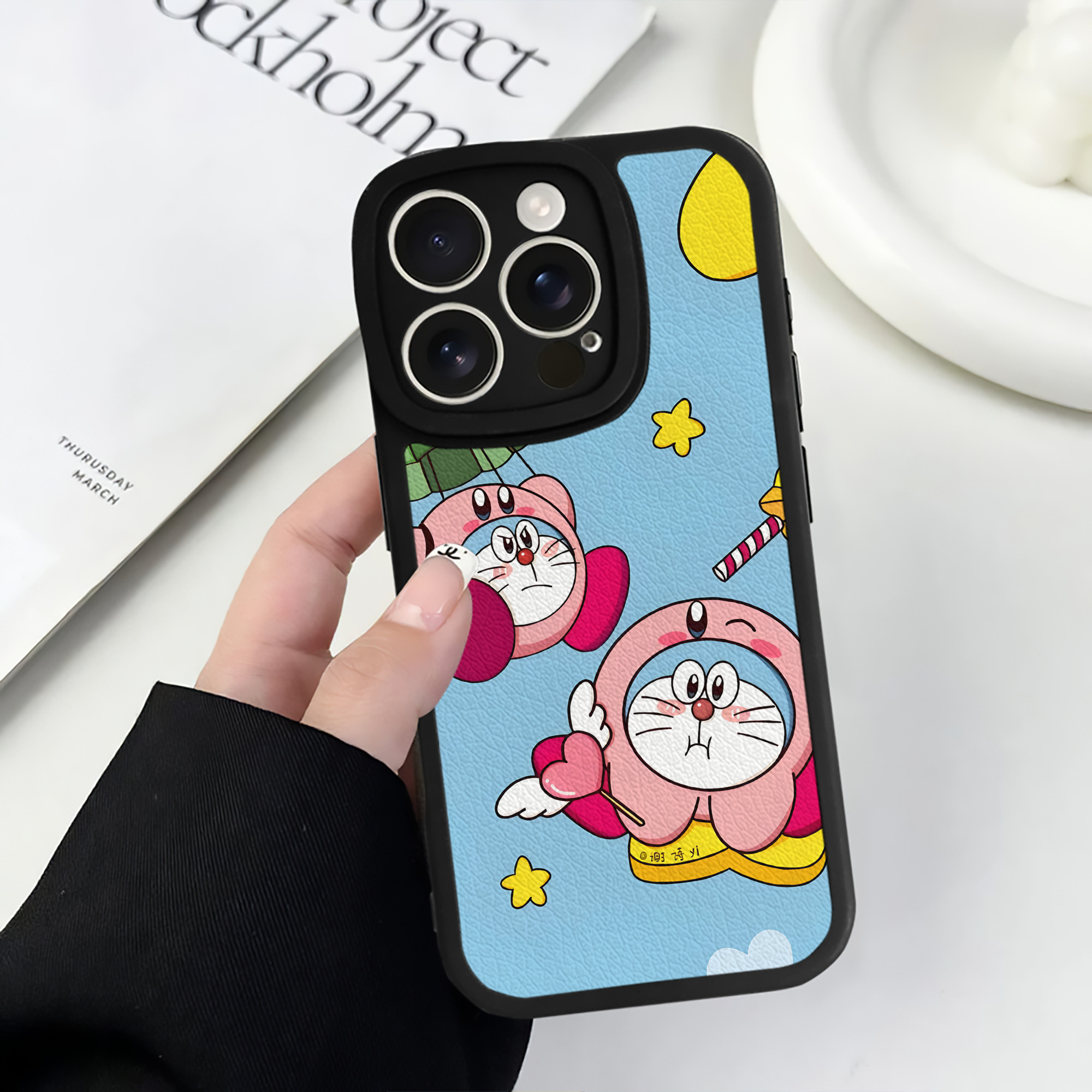 （画像用） ドラえもん Doraemon 【iPhone 16シリーズ対応】シリコンスマホケース（レザー調） 材質：シリコン